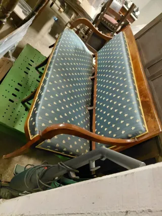 Divanetto vintage in legno con braccioli –