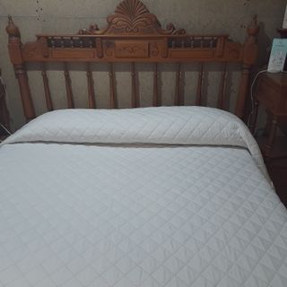 Mesillas y cabecero antiguos de madera