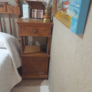 Mesillas y cabecero antiguos de madera