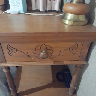Mesillas y cabecero antiguos de madera