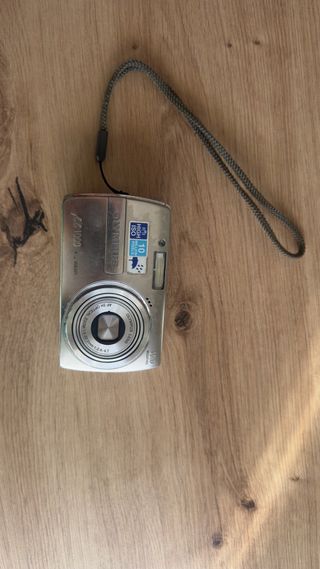 Cámara Digital Olympus con Cargador y Baterías