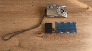 Cámara Digital Olympus con Cargador y Baterías