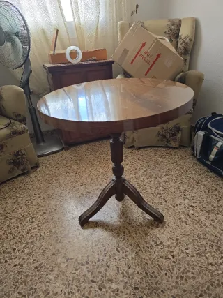 Mesita auxiliar madera estilo clásico