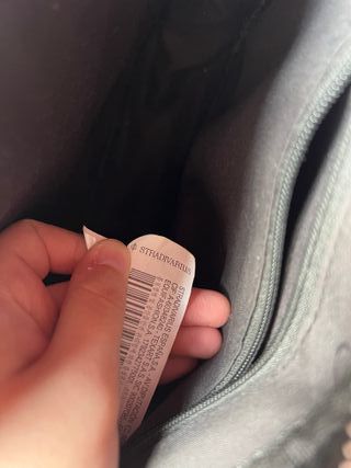 Bolso negro acolchado con cadena