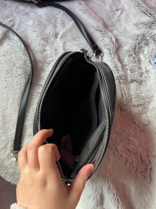 Bolso negro acolchado con cadena