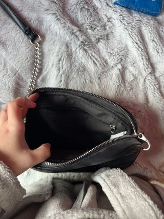 Bolso negro acolchado con cadena