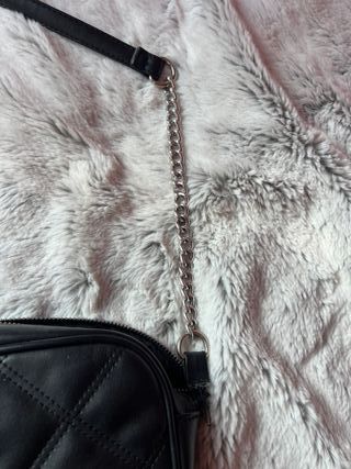 Bolso negro acolchado con cadena
