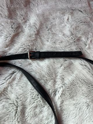 Bolso negro acolchado con cadena