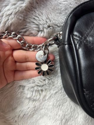 Bolso negro acolchado con cadena