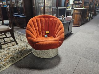 Cadeira antiga em verga - laranja e branco