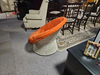 Cadeira antiga em verga - laranja e branco