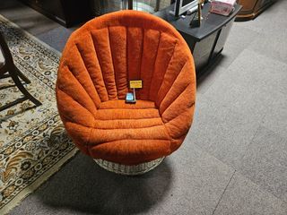 Cadeira antiga em verga - laranja e branco