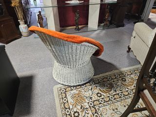 Cadeira antiga em verga - laranja e branco