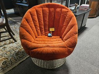 Cadeira antiga em verga - laranja e branco