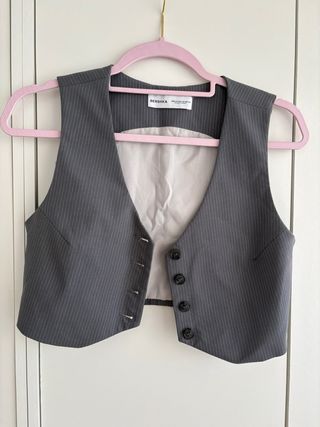 Chaleco Bershka gris rayas