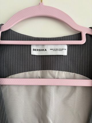 Chaleco Bershka gris rayas