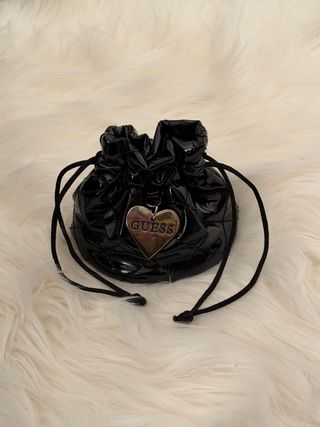 Bolso joyero Guess Negro,Charm Corazón Plateado