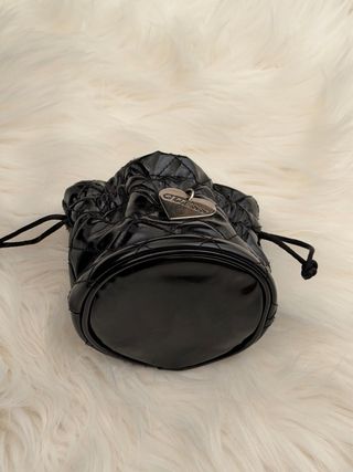 Bolso joyero Guess Negro,Charm Corazón Plateado