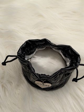 Bolso joyero Guess Negro,Charm Corazón Plateado