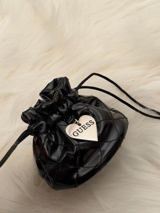 Bolso joyero Guess Negro,Charm Corazón Plateado