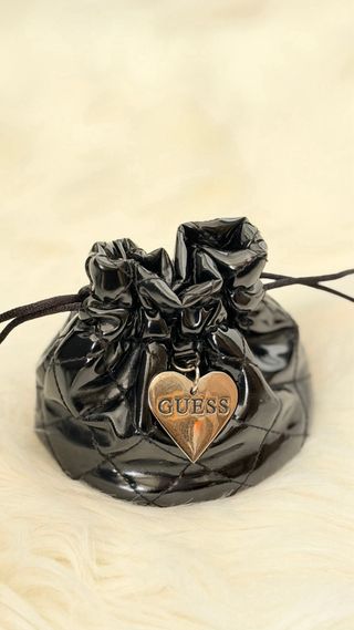 Bolso joyero Guess Negro,Charm Corazón Plateado