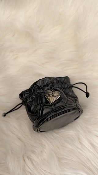 Bolso joyero Guess Negro,Charm Corazón Plateado
