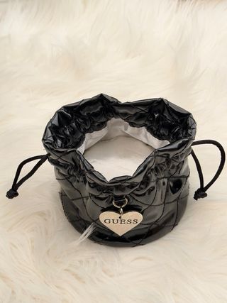 Bolso joyero Guess Negro,Charm Corazón Plateado