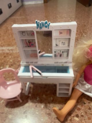 Nancy con tocador y silla