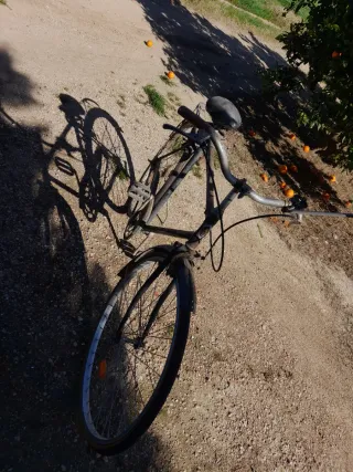 Bicicleta antigua en funcionamiento