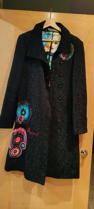 Abrigo Desigual Negro con Detalles Multicolor