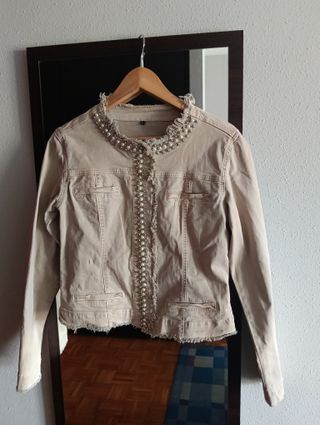 Chaqueta beige con perlas