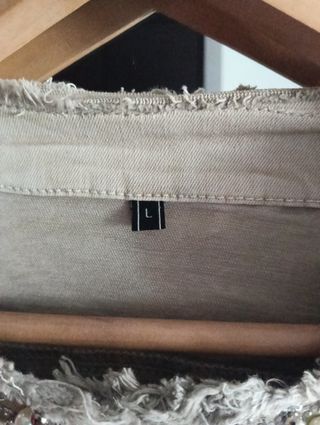 Chaqueta beige con perlas