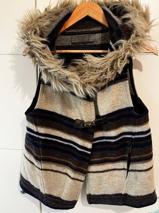 Chaleco invierno con capucha y pelo