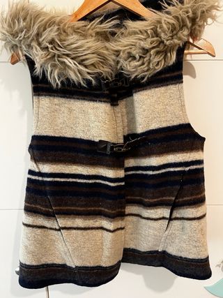 Chaleco invierno con capucha y pelo