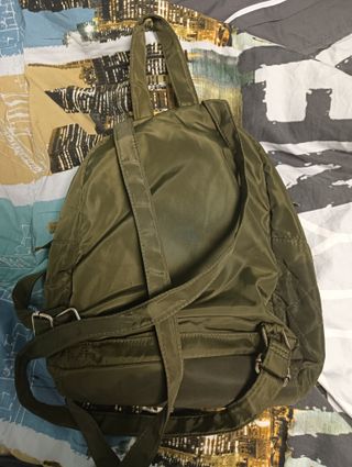 Mochila verde acolchada