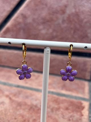 Pendientes flor morada dorados