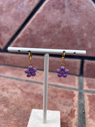 Pendientes flor morada dorados
