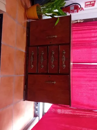 Mueble de madera antiguo