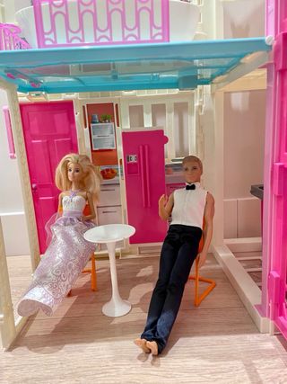 Casa Barbie Grande Pieghevole + Barbie, Ken e figlia