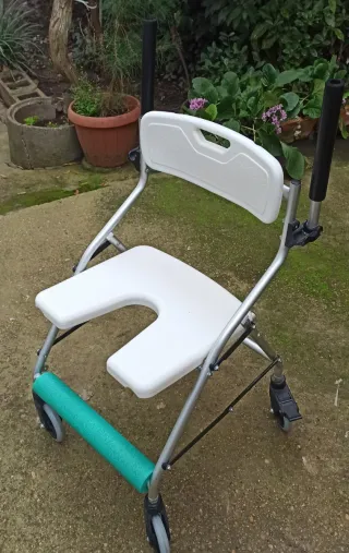 Silla para ducha con ruedas semi-nueva