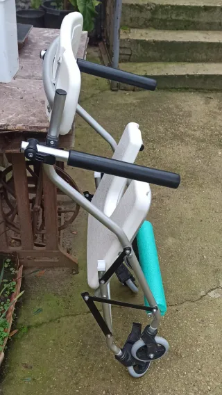 Silla para ducha con ruedas semi-nueva