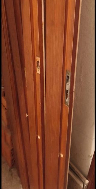 Puerta de madera con marcos recogida en persona