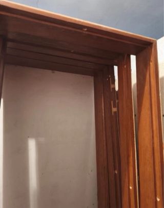 Puerta de madera con marcos recogida en persona