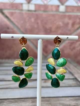 Pendientes de hojas verdes