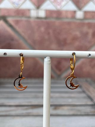 Pendientes de luna y estrella dorados