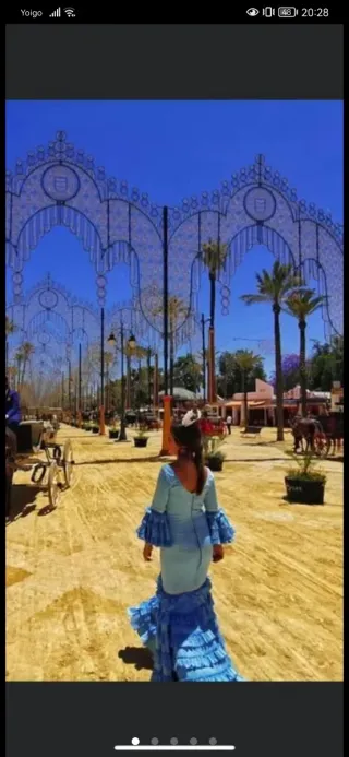 Traje de flamenca azul con volantes.
