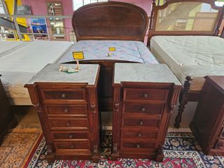 Mesas de cabeceira antigas madeira e mármore