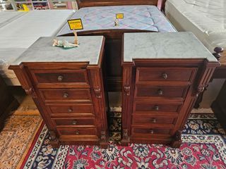 Mesas de cabeceira antigas madeira e mármore