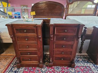 Mesas de cabeceira antigas madeira e mármore