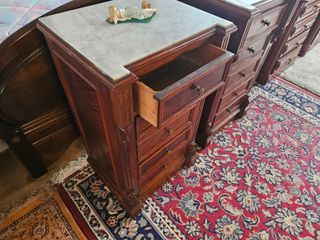 Mesas de cabeceira antigas madeira e mármore